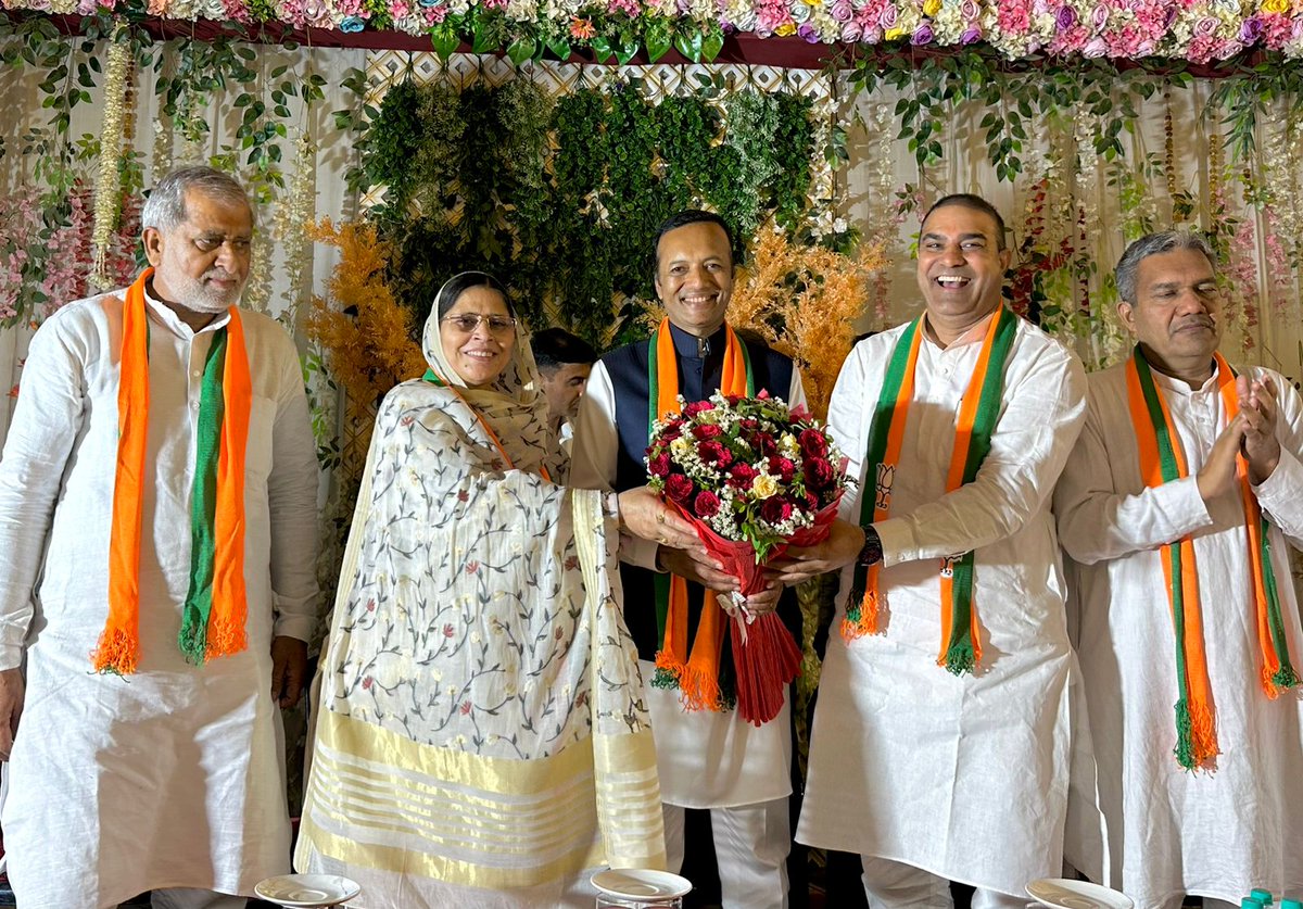 KamleshDhanda1's tweet photo. कल देर सांय वृंदावन गार्डन, कैथल में आयोजित रात्रि भोज कार्यक्रम में कुरुक्षेत्र लोकसभा भाजपा प्रत्याशी श्री नवीन जिंदल जी के साथ भाजपा जिला कैथल के सभी शक्ति केंद्र प्रमुखों से मुलाकात एवं संवाद किया। 
@MPNaveenJindal #AbkiBaar400Paar https://t.co/92OY8gFgxa
