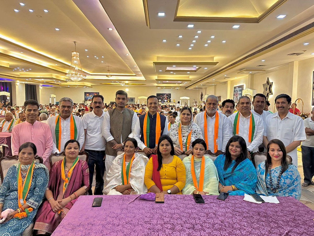 KamleshDhanda1's tweet photo. कल देर सांय वृंदावन गार्डन, कैथल में आयोजित रात्रि भोज कार्यक्रम में कुरुक्षेत्र लोकसभा भाजपा प्रत्याशी श्री नवीन जिंदल जी के साथ भाजपा जिला कैथल के सभी शक्ति केंद्र प्रमुखों से मुलाकात एवं संवाद किया। 
@MPNaveenJindal #AbkiBaar400Paar https://t.co/92OY8gFgxa