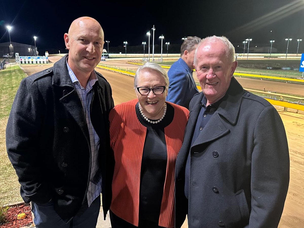 🏆🐕 What A Night! Congratulations to Shima Shadow for winning the Sportsbet Geelong Gold Cup! The Geelong Greyhound Racing event with four races sponsored by the unions (CFMEU, ETUvic, AMWUvic and PPTEUvic) was well run and enjoyable for all attendees, including the dogs who