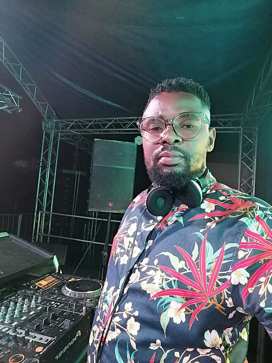 MrGrooveSA's tweet photo. @MrGrooveSA (The Soul Healer)

For Contacting &amp; Bookings 

Email solomonselala@gmail.com 
Contact 068 296 6139 https://t.co/pFQSfetN9K