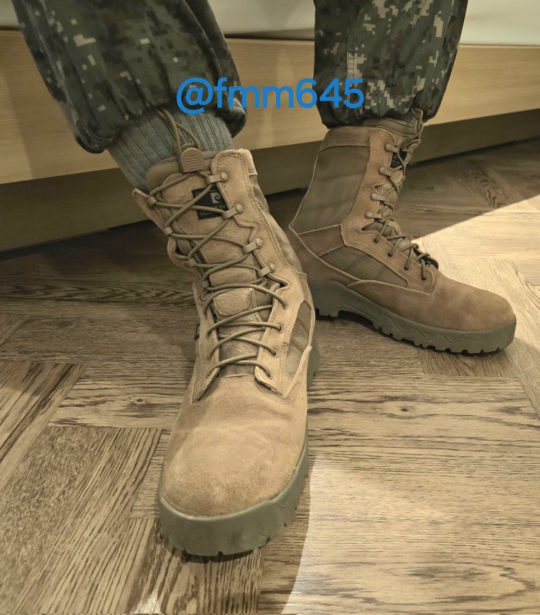 전투화가 커보이는게 아니라 큰거 입니다 
280사이즈 발에 딱 맞습니다! 285가 좀더 편하긴 한데 말입니다