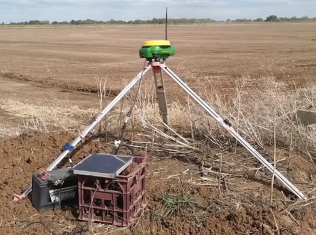 cbrill01's tweet photo. Have updated both base and bucket receivers to SF7000 for John Deere igrade levelling. Have noticed better signal stability. Signal still does float but not as much as the SF3000/6000. GPS pages comparing SF7000 to SF6000 #igrade #sf7000 #hutcheonandpearce https://t.co/I1pmOMBXqP