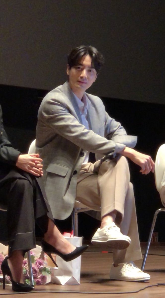 아니 이준혁 자꾸 휀걸들 설레게
저 자세로 미소 지으면서 쳐다봐 줌..