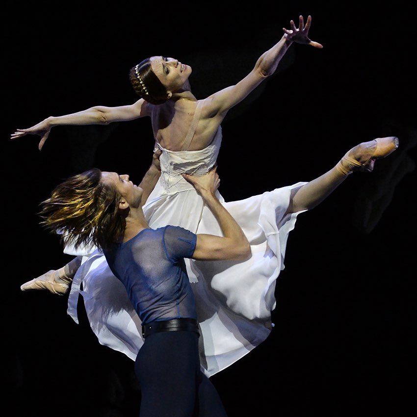 Ce n'est que lorsqu'il fait nuit, que les étoiles brillent dans le ciel et sur la scène...       
BOLCHOÏ BALLET - SVETLANA ZAKHAROVA - DENIS RODKIN MOSCOU 2016.                    
©2024 Alain Hanel