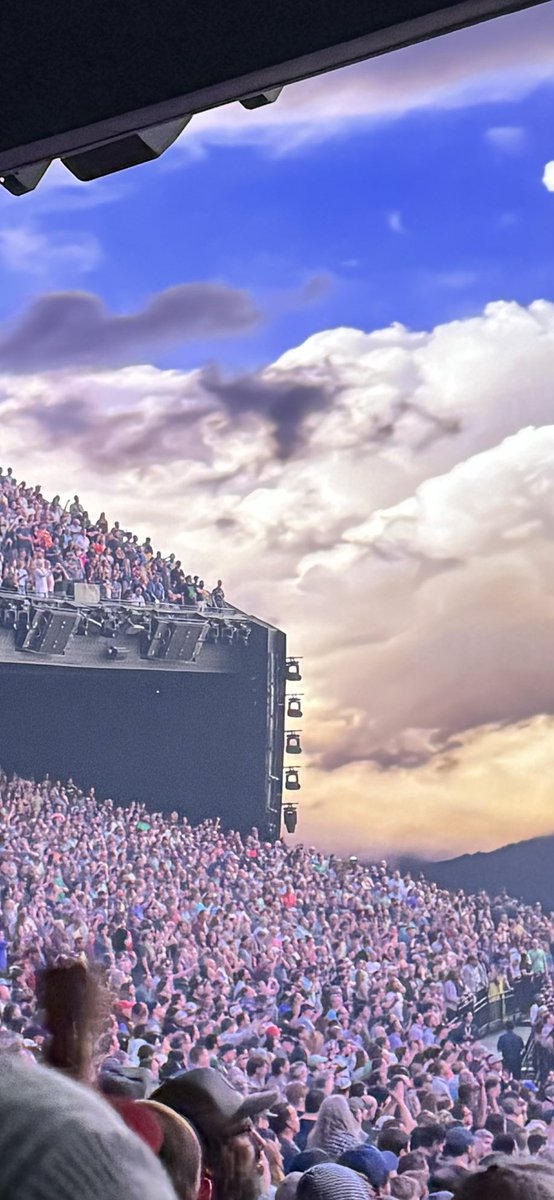 runshawnrun's tweet photo. #Phish #Sphere #dividedsky https://t.co/QqzHhyd3Ae