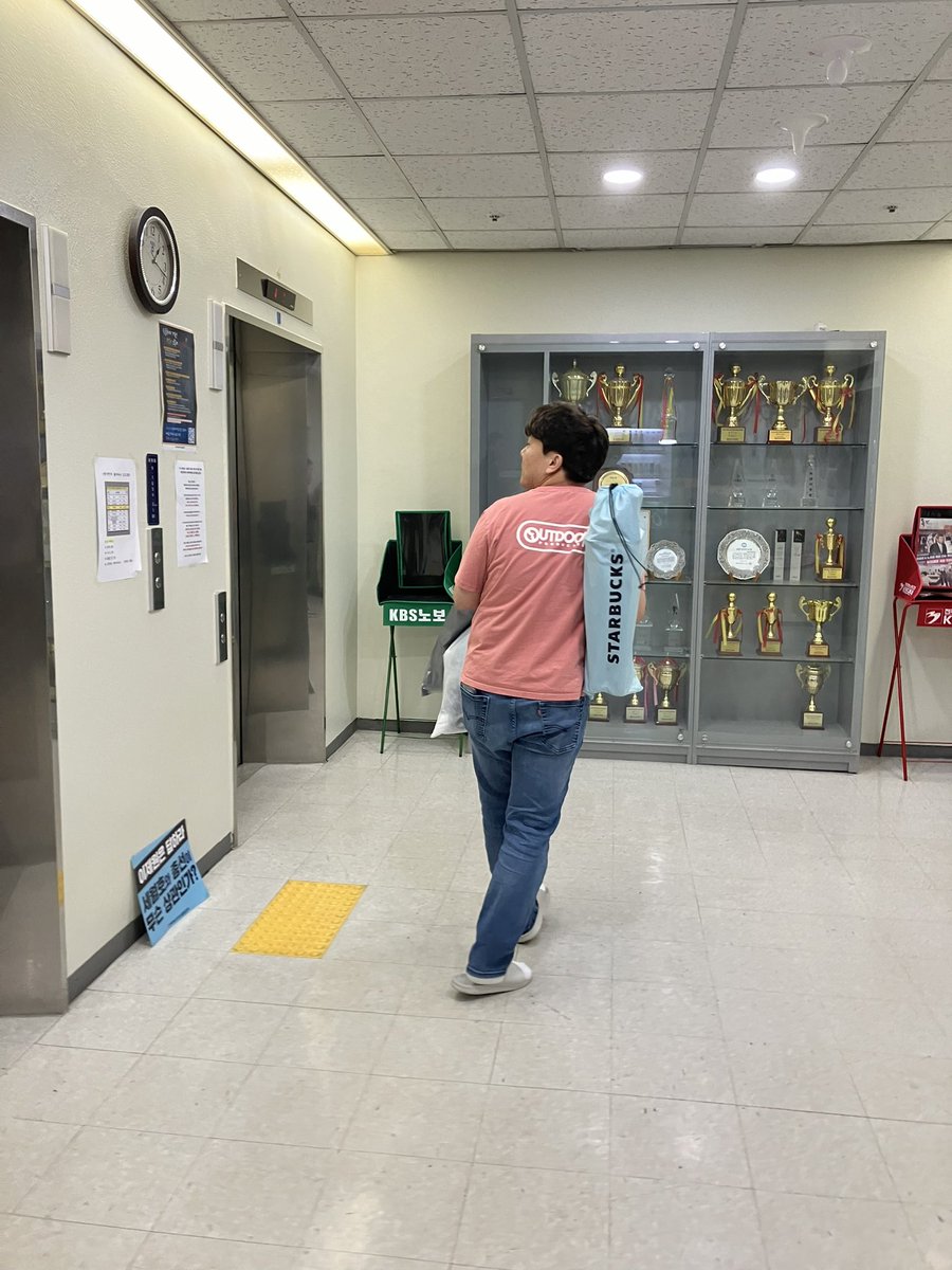 방송국에 피크닉 오신?! 뭐하시는 분이지...🤔🙃🙃Translate post