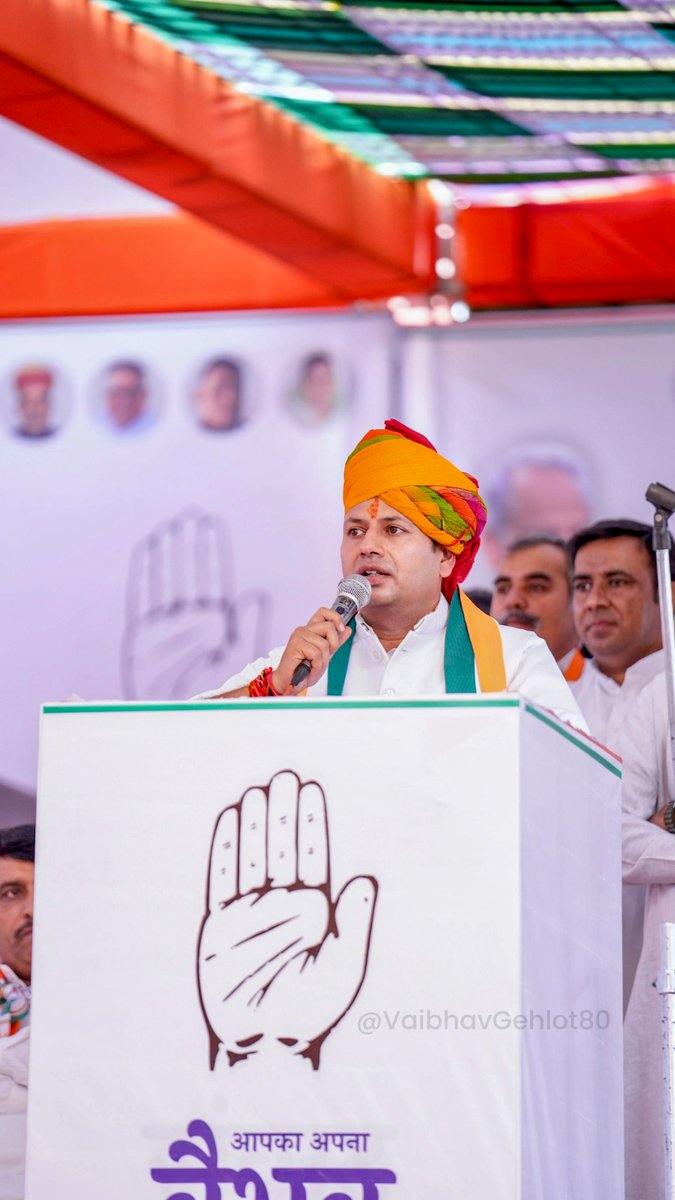 Rameshgehlot09's tweet photo. मैं लोकतंत्र को मजबूत करने के लिए वोट दुंगा और मुझे लगता है देश की एकता,अखंडता,संप्रभुता,भाईचारा, युवाओं को‌ रोजगार,महंगाई,किसान,मजदूर,गरीब परिवारों के हक अधिकार के लिए वोट कर पाऊंगा।
@VaibhavGehlot80 
#तरक्की_एक्सप्रेस https://t.co/J0V3wEJqNg