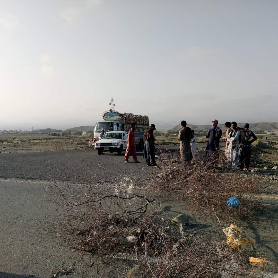 Turbat: Family members of Naeem Rahmat continue their protest by blocking CPEC road from Shapuk after the ultimatum passes without Naeem being released. They closed the road for several days beginning on Eid after which DC Kech demanded an ultimatum of 5 days. They failed again.