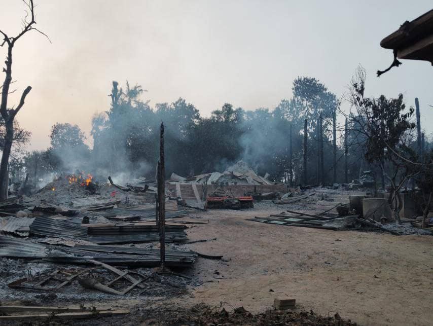 IrrawaddyNews's tweet photo. Regime troops on Sunday torched nearly 200 homes in Kai Village in Myingyan Township, Mandalay Region, killing a woman, 70. Local people said eight villages in the township have been torched so far this month and around 10,000 residents displaced. 
#WhatsHappeningInMyanmar https://t.co/4mgcJK5yam