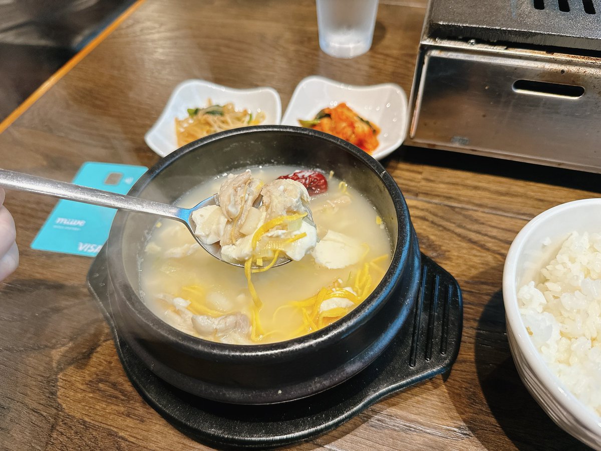 健康的なランチ紹介第2弾✌️
今日みたいな寒い日にはあったかいヘルシーランチを🧣

寒い日の定番がKollaboの參鶏湯純豆腐（サムゲタンスンドゥブ）
韓国料理というと塩分高そう、胃がもたれそうというイメージありますが、鶏肉とお豆腐たっぷりでタンパク質ばっちり👌温まるので女性にもぴったりです✨