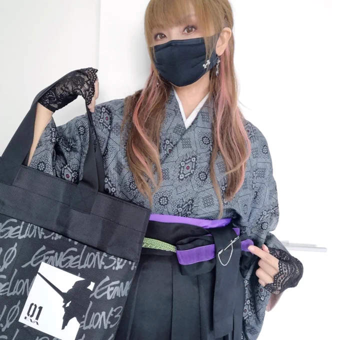 どうもありがとうございます 専門学校の卒業式、初号機コーデの袴を着たくて買った袴なんですよ タンスの中で眠っていたんですけど、また日の目を浴びられる機会があって、嬉しかったです ちなみに、ロンギヌスの槍が刺さってます