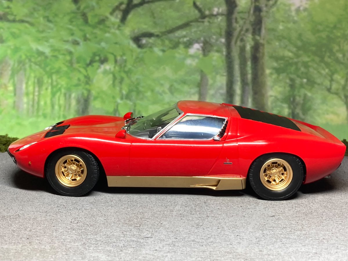 Shun84953182's tweet image. #2mgandini
完成写真撮影
ハセガワ　1/24 ランボルギーニ　ミウラ　P400 SV です。
背景も含め、箱絵と同じものを作りたかったので、ジオラマも作りました。
サイドミラー以外、箱絵と同じになったかな？
改めて、ガンディーニ氏のご冥福をお祈りいたします🙏
#ハセガワ　
#ランボルギーニ
#ミウラ