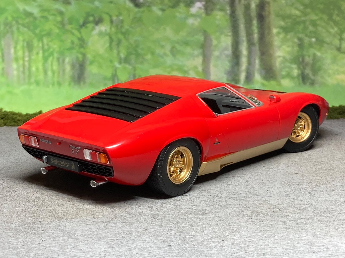 Shun84953182's tweet image. #2mgandini
完成写真撮影
ハセガワ　1/24 ランボルギーニ　ミウラ　P400 SV です。
背景も含め、箱絵と同じものを作りたかったので、ジオラマも作りました。
サイドミラー以外、箱絵と同じになったかな？
改めて、ガンディーニ氏のご冥福をお祈りいたします🙏
#ハセガワ　
#ランボルギーニ
#ミウラ