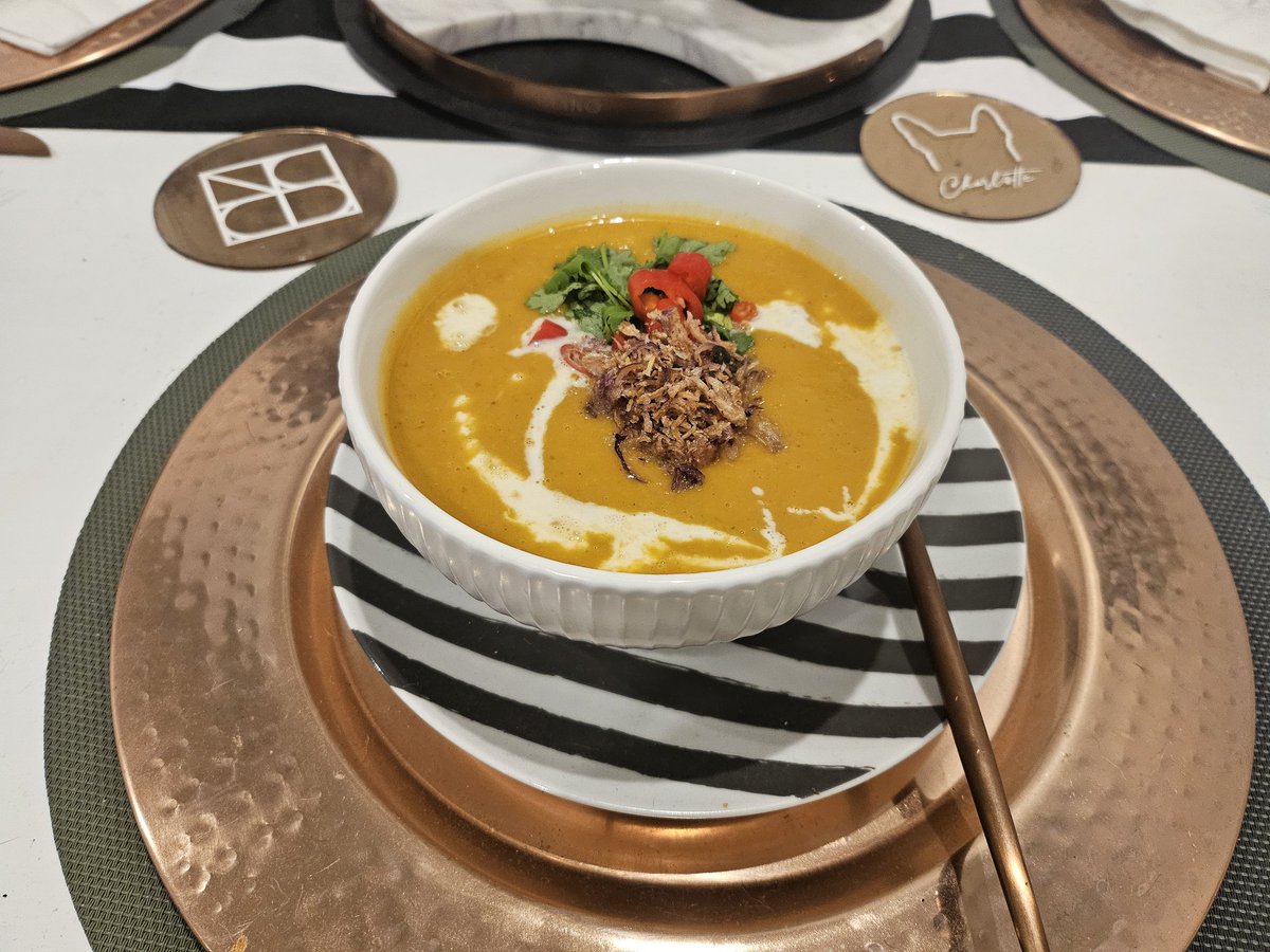 cmareeoliver's tweet photo. @DarylTractor Also, for anyone looking for a recipe, I made this one yesterday (with the homemade curry paste) and it was amazing https://t.co/8wAgkOfAv0 https://t.co/tNgalvmfNx