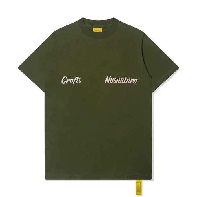 インドネシアの「Grafis Nusantara」による『Film Romansa Short Tee』。インドネシアの70年代の映画をモチーフとしたTシャツです。 
