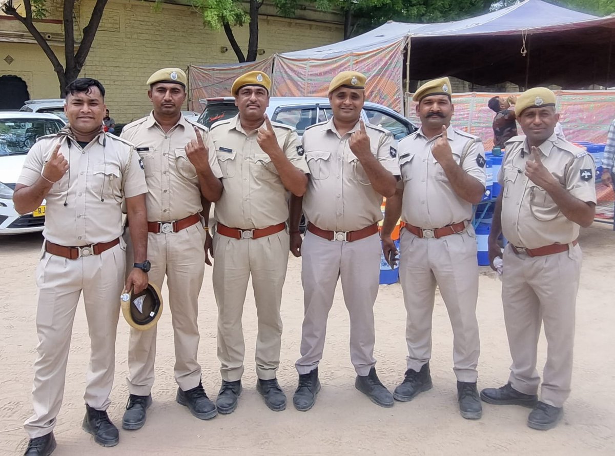 Epitomising the spirit of 'Desh ka parv, desh ka garv!' Police personnel exercising their right through Postal Ballot. #ECI #DeshKaGarv #ChunavKaParv #Elections2024 #ivote4sure #Mission75 @ECISVEEP @CeoRajasthan @DIPRRajasthan @JodhpurDm