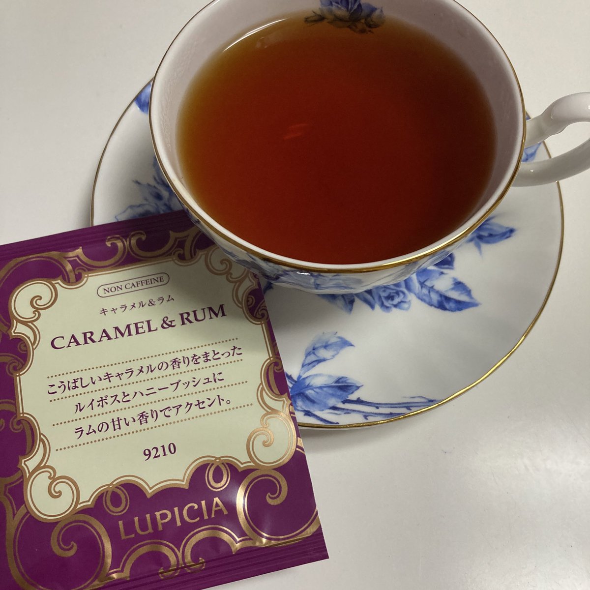 久しぶりの #朝のティータイム 。と言いつつお茶をしたのは昨夜。甘い香りと優しい味が良いお茶でした。寝る前でしたのでノンカフェインのルイボスティーです。ティーセットは私のお気に入りのエインズレイ(@aynsley_japan)の #エリザベスローズ のブルーです