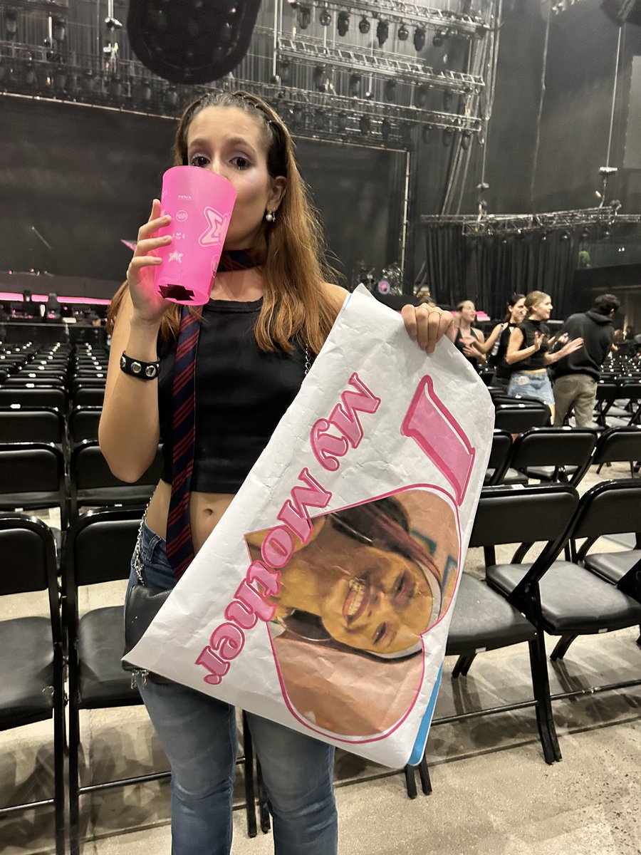 anitapaez19's tweet photo. La mejor noche⭐️💗 @emimernes_ DEVORASTE💋  te bailamo todoooo #mp3Tour https://t.co/fTQ0iWtesm