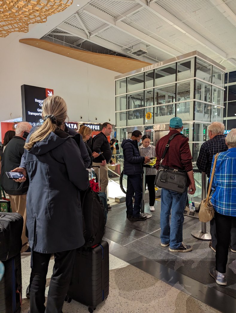 Jennifur85's tweet image. The escalator and stairs to the train out of N gates is closed. Trapped in the Satellite terminal. And the PF Chang&apos;s isn&apos;t even open #seatac #flysea