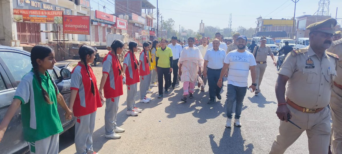 जिलाधिकारी महोदया के निर्देश के क्रम में शहीदे आजम सरदार भगत सिंह इंटर कॉलेज गोंडा मे पृथ्वी दिवस के अवसर पर जनपद स्तरीय 'स्वीप' कार्यक्रम के अंतर्गत मानव श्रृंखला निर्माण का उद्घाटन। @dmgonda2 @ECISVEEP @UPGovt