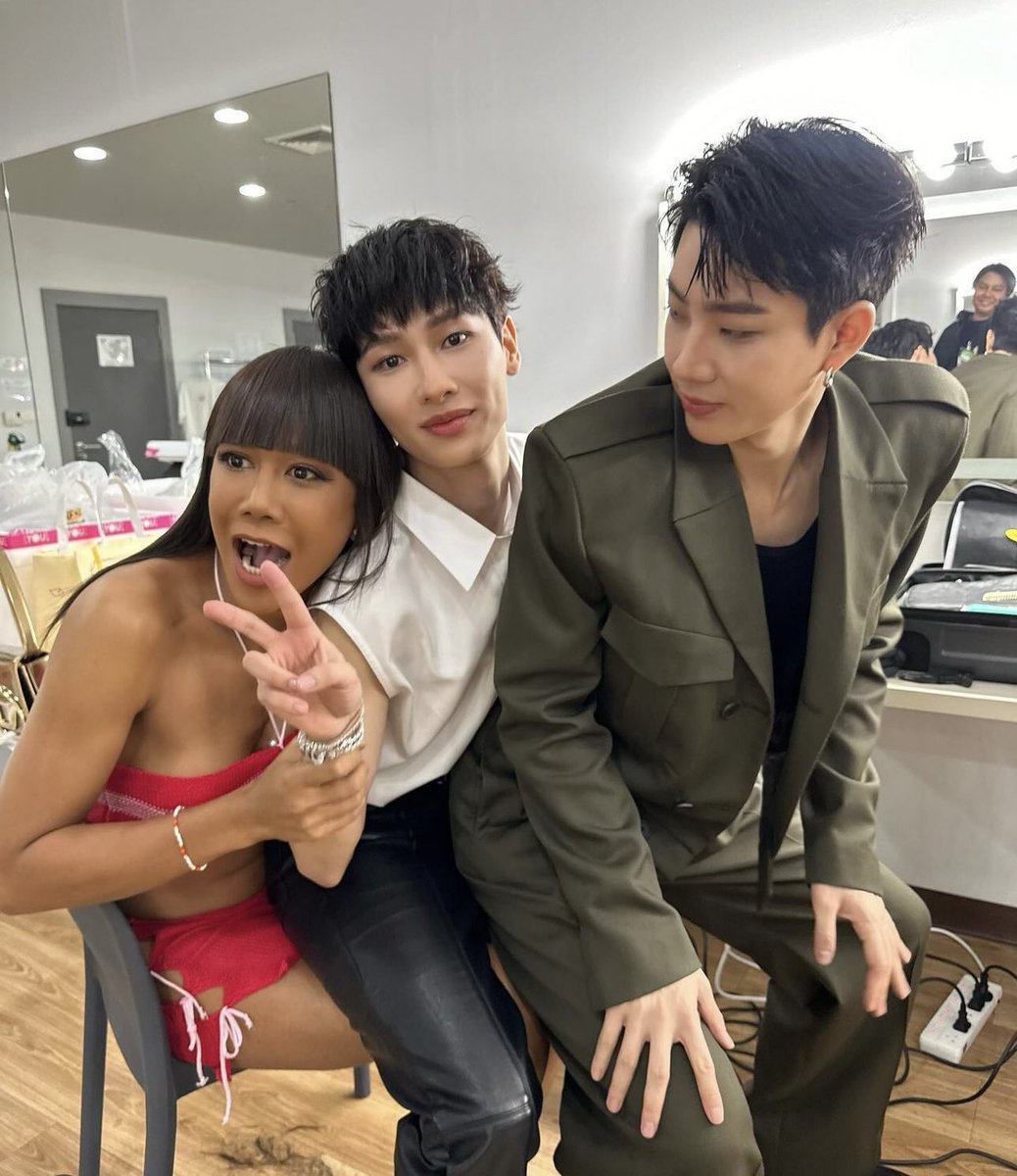 offgun_family's tweet photo. คนเก่งของแนนนี่💚👶🏻@off_tumcial @AtthaphanP 

📸 IG : jennie_panhan

#ออฟกัน #OffGun   
#BABII247Concert https://t.co/bW2Fr98FQm