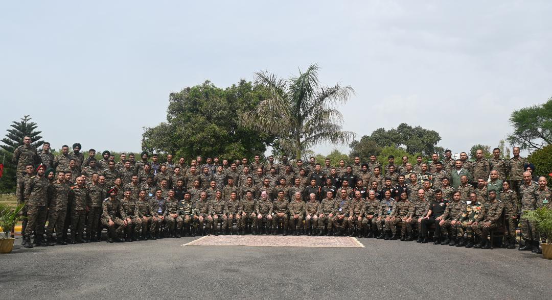 #StrongAndCapable

GOC #NashakNavtara Corps visited Mamun station to review the operational preparedness of #GurjWarriors and commended all ranks for the high state of combat readiness 

@adgpi
