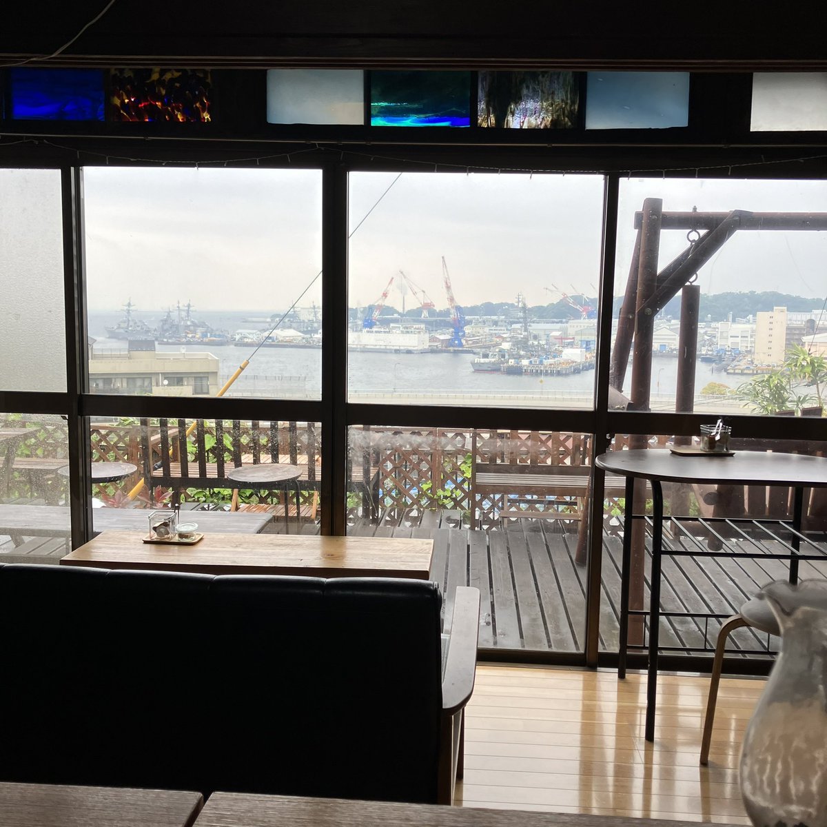 映画のロケ地に「ロケ地マップ🗺️」をお届けに✨ 掲示しているので是非ご覧ください🎞️ そこで食べたランチは #手しごとカフェ 新メニューロコモコ（コーヒー付き）1100円😋 雨の景色も風情がある横須賀の軍港です⚓️ #横須賀　#カフェ　#映画