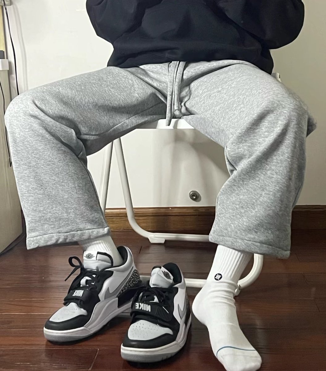 顺着臭鞋袜底往上吸舔