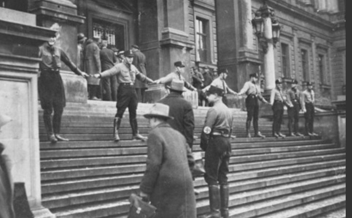 @NeriaKraus Nazis block Jews from entering the University of Vienna. Austria, 1938.