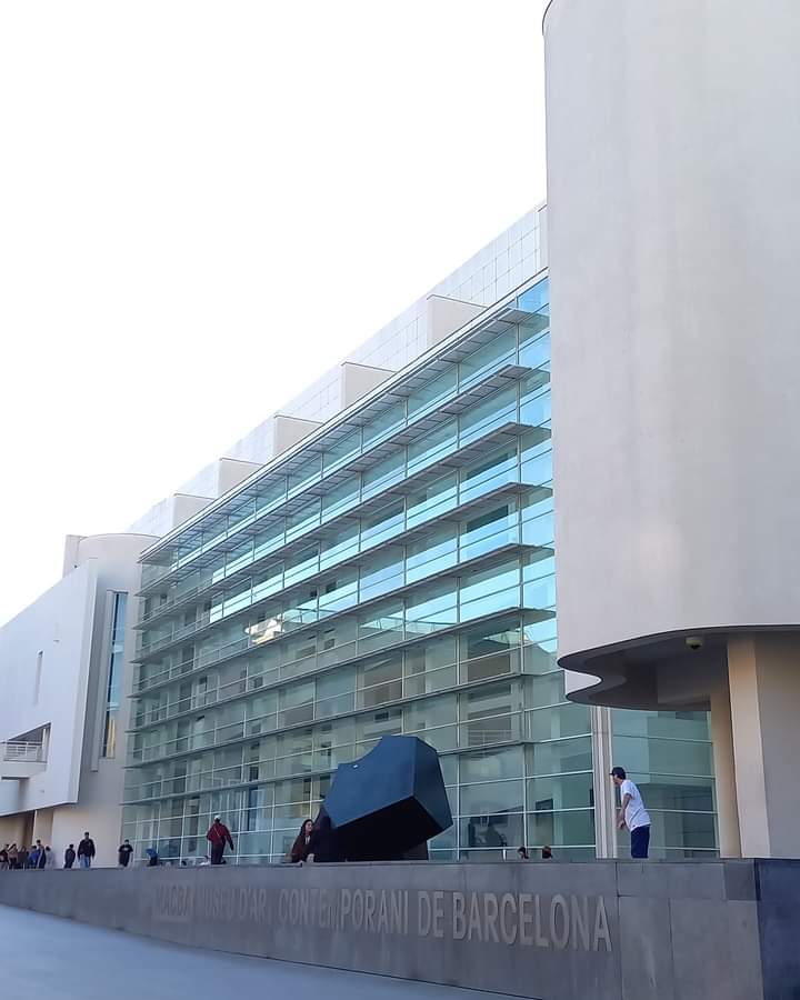 Passejant pel món. 
Barcelona.  Edifici del MACBA.  #Barcelona #bcn #architecturephotography #architecturelovers #travel #travelphotography #travellingthroughtheworld @BCNicon