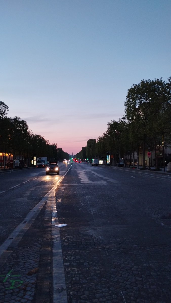 #SurMaRoute #ChampsElysees 
Vous voulez un café Didier ? . Joli ciel ce matin. Prenez soin de vous 🙏 BisOuxxx le monde 😘😍🚲🚴🚴🤘🏴‍☠️ #Bancars ☠️