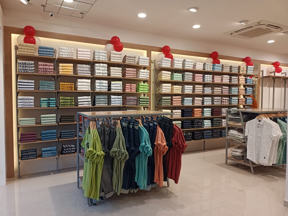 KlubFox97's tweet photo. We are thrilled to announce the grand opening of our new Klub Fox store in Jamnagar, Gujarat! ✨

Location📍- Klub Fox, C/o Hotel Royal Stay, Ramnath Smruti, P N Marg, Near Amber Cinema, Jamnagar, Gujarat - 361008

#KlubFoxLaunch https://t.co/Mk8kG4plls