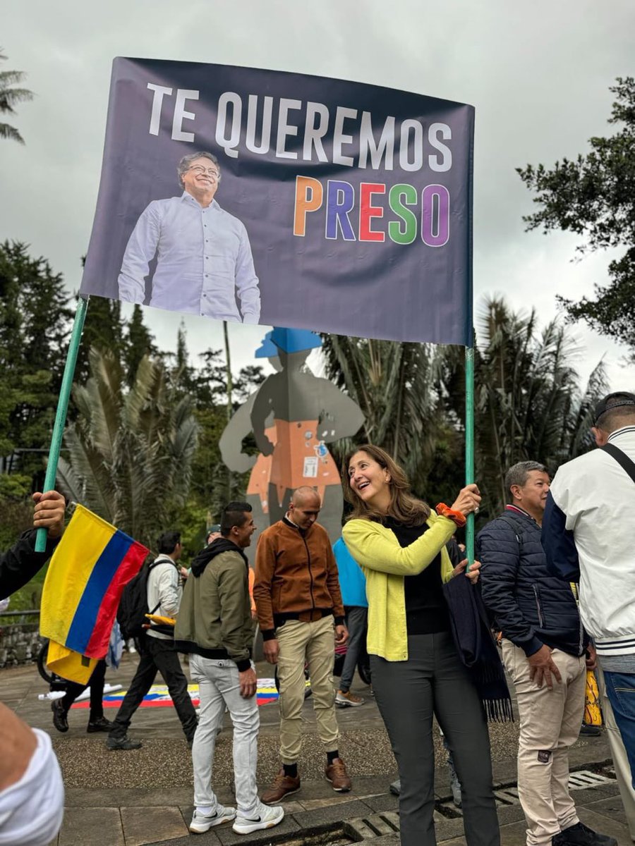 LauraCVargas96's tweet photo. ¿A esta señora no le dará pena venir al país cada dos años a hacer este tipo de cosas? 

Acá no olvidamos que uno de sus compañeros de cautiverio dijo que usted era “el peor ser humano que había conocido” y que recibían mejores tratos de algunos guerrilleros que de usted. https://t.co/L5jv5BoxLr