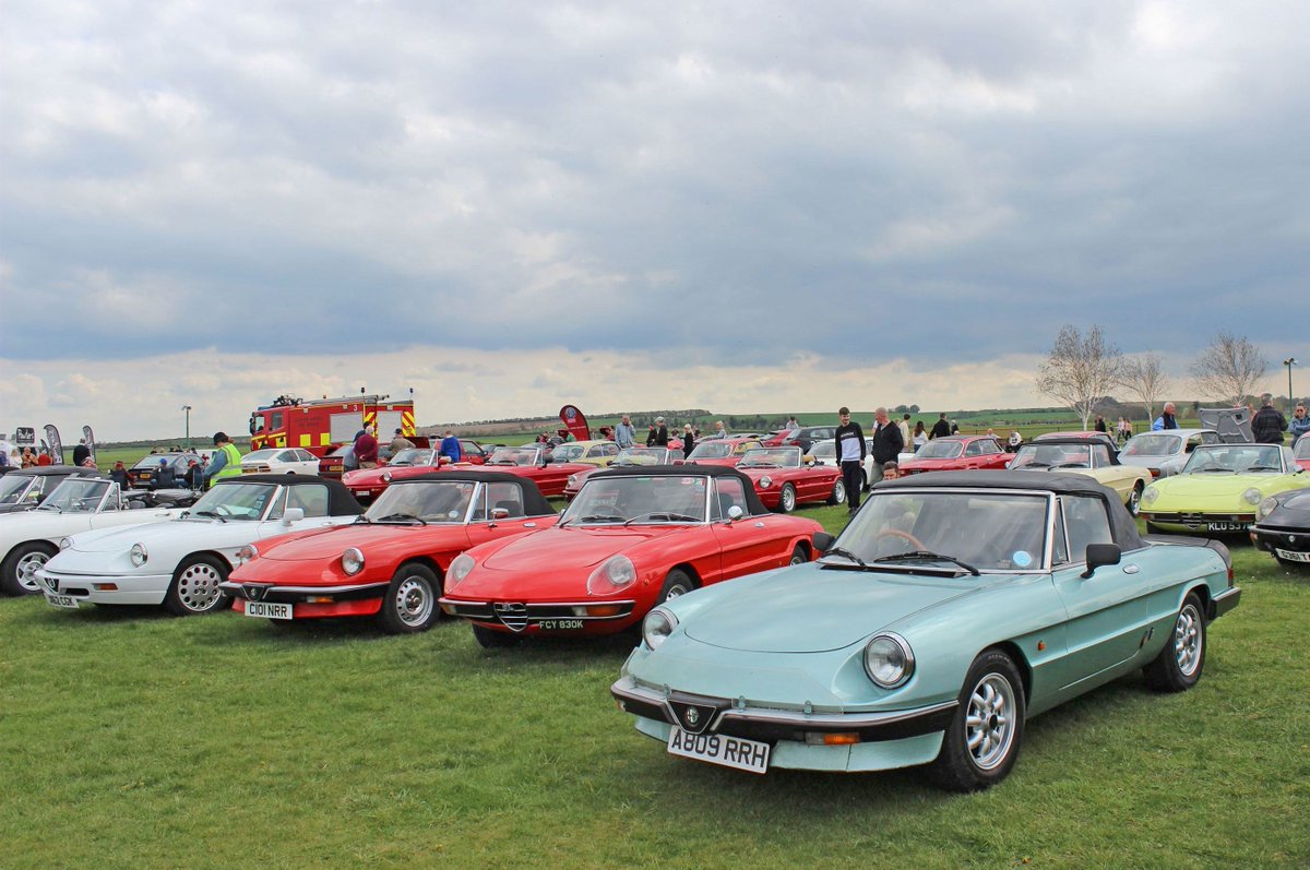 Alfa Romeo Spiders ❤️🇮🇹 
Seen here at our Spring Alfa Day, and our next one is THIS SUNDAY! 🇮🇹
Tickets here --> buff.ly/3ugKuIe 
#AlfaRomeo #Spider #SpringAlfaDay #AROC