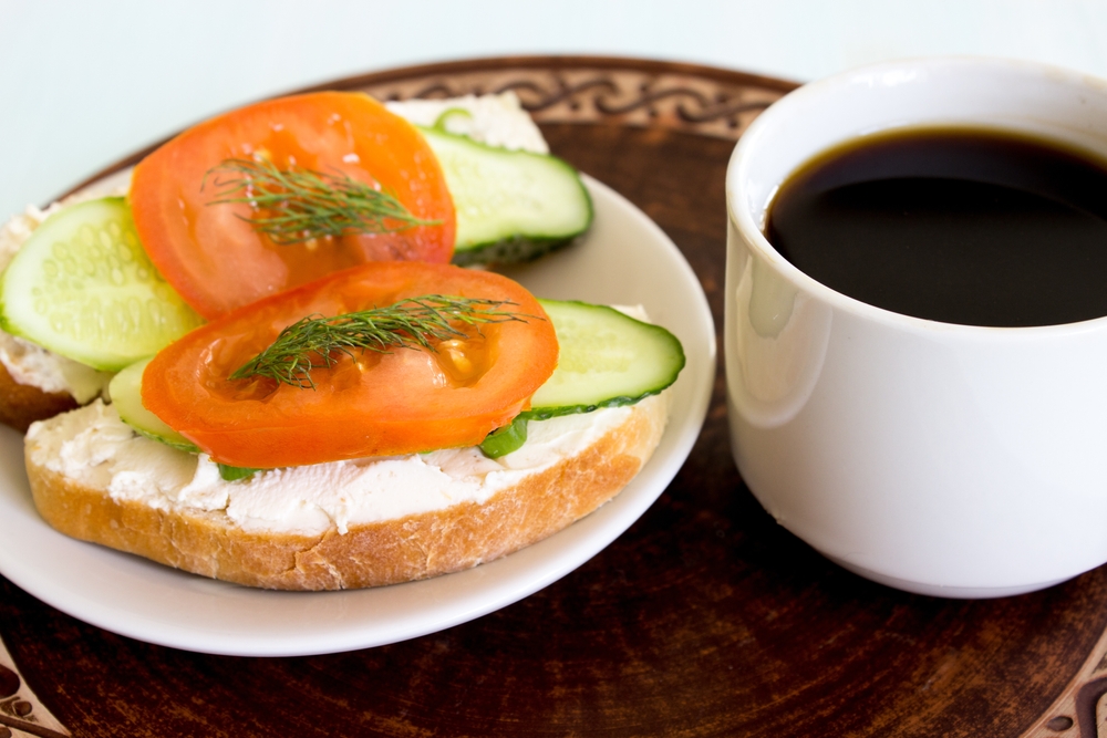 Si quieres escuchar 👂 el canto de las aves 🐦 no compres una jaula, planta un árbol 🌳 ¡Buenos días! #FelizLunes #felizsemana (Café con dos rebanadas de pan con pepino, tomate y queso crema) @holyber @gudrungiebels @HelioHidraulico @3_helium