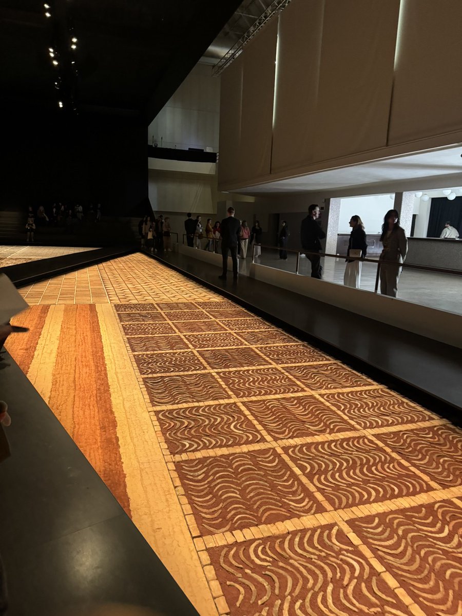 SansiriPLC's tweet image. #MilanDesignWeek2024 งานเด่นสะดุดตาของ HERMÈS’ JOCKEY SILK JERSEY ON THE FLOOR✨ 

คอลเลกชันที่ผสมผสานผลงานแบบดั้งเดิม แสดงให้เห็นถึง HERMÈS ที่ไม่ได้รับผลกระทบจากกาลเวลา🕰️ มีวัสดุอย่าง อิฐ หินชนวน ไม้ และเสื้อไหม JOCKEY🔆ที่เปรียบเหมือนมรดกทางสัญลักษณ์ของ HERMÈS…