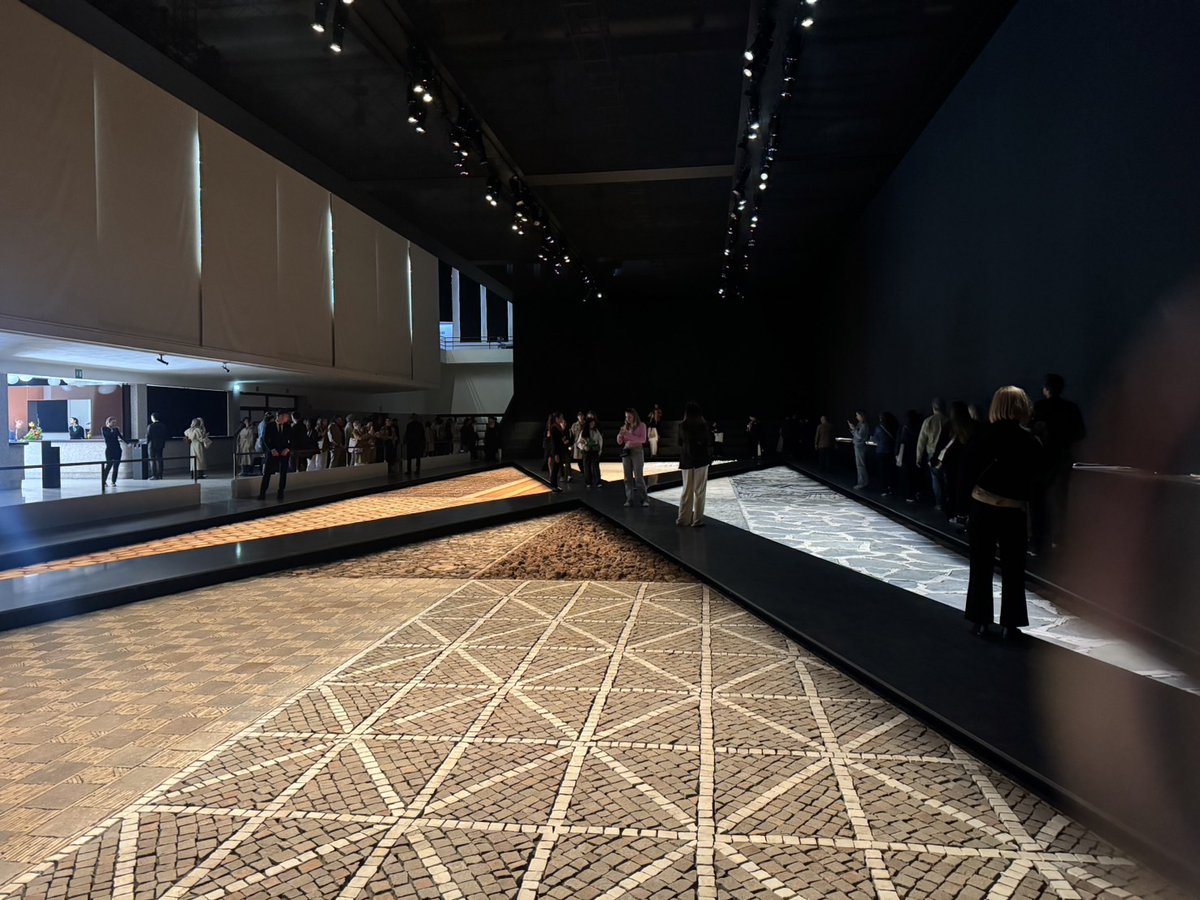 SansiriPLC's tweet image. #MilanDesignWeek2024 งานเด่นสะดุดตาของ HERMÈS’ JOCKEY SILK JERSEY ON THE FLOOR✨ 

คอลเลกชันที่ผสมผสานผลงานแบบดั้งเดิม แสดงให้เห็นถึง HERMÈS ที่ไม่ได้รับผลกระทบจากกาลเวลา🕰️ มีวัสดุอย่าง อิฐ หินชนวน ไม้ และเสื้อไหม JOCKEY🔆ที่เปรียบเหมือนมรดกทางสัญลักษณ์ของ HERMÈS…