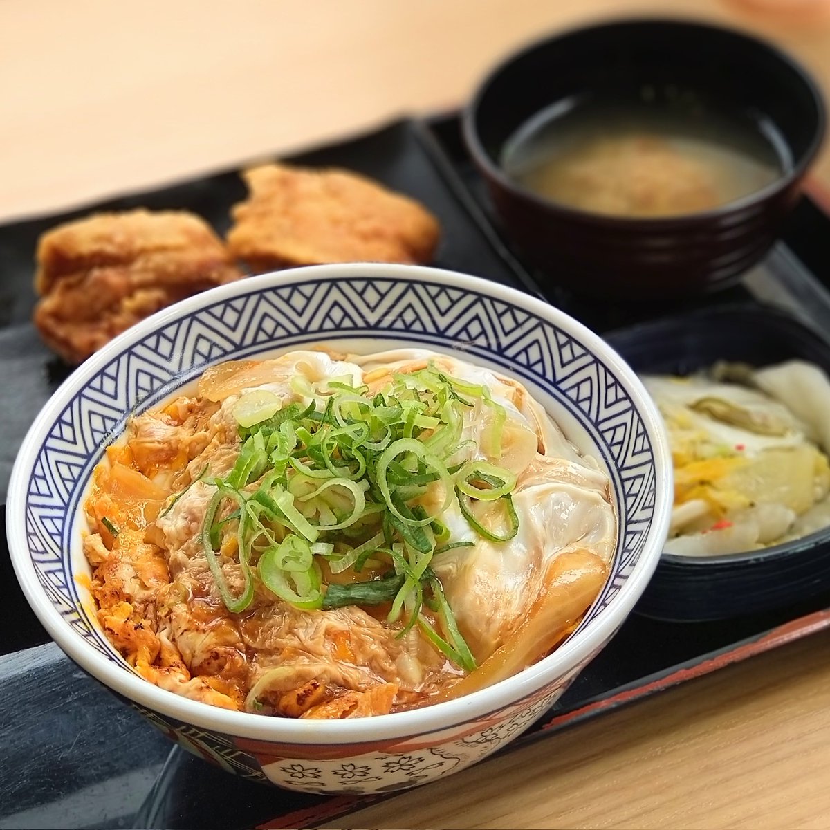 今日のランチ✌ 吉野家 期間限定 親子丼 お新香セット✨ ＆から揚げ(2個) とろ〜りなめらかな玉子にふっくらやわらかな鶏肉、シャキっと玉ねぎの食感も良き👍 いいお出汁感の親子丼✨ サクっとジュワっとうまい「から揚げ」と一緒においしくいただきました😋 #吉野家 #吉野家和歌山宮街道店