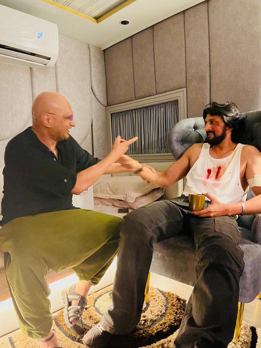 LankeshIndrajit's tweet photo. ಗೆಳೆಯ ಸುದೀಪ್ ರನ್ನು ಮಹಾ ಬಲಿ ಪುರಂ ನಲ್ಲಿ ಭೇಟಿ ಮಾಡಿದ್ದು ಖುಷಿ ಆಯ್ತು. ಅವರೊಂದಿಗೆ ಹರಟೆ, ತಮಾಷೆ, ಹೊಟ್ಟೆ ಹುಣ್ಣಾಗುವಷ್ಟು ನಗು.  ಈ ವೇಳೆ ಸುದೀಪ್ ಮ್ಯಾಕ್ಸ್ ಚಿತ್ರದ ಶೋ ರೀಲ್ ತೋರಿಸಿದರು,ಅದ್ಭುತವಾಗಿತ್ತು.ಸುದೀಪ್ ಆಕ್ಷನ್, attitude, body language ಸೂಪರ್. ಸುದೀಪ್ is a real pan Indian MASS HERO!
@KicchaSudeep #MAX https://t.co/TuwXw0PMBU