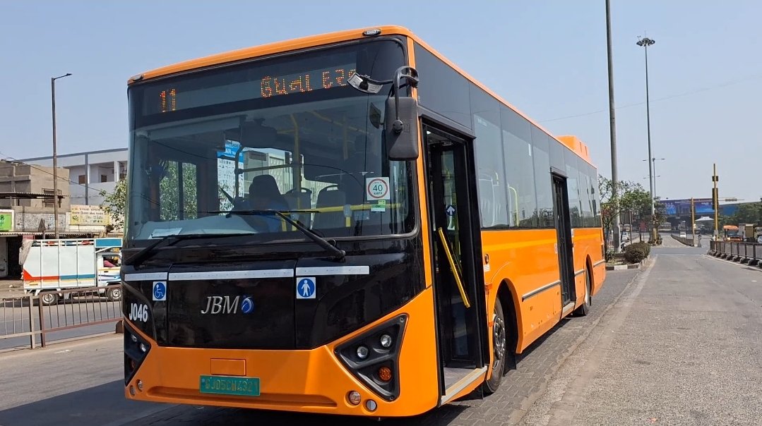 नई 40ft लंबी
5कैमरा के साथ
ठंडी ठंडी Cool Cool

#ElectricBus #BRTS
#सहारा_दरवाजा - #कडोदरा
& #कामरेज के रूट में भी दौड़ेगी
अभी #उधना_दरवाजा to #सचिन + #सरथाना to #मगदल्ला रूट में चल रही हैं.

#Divyabhaskar #DainikBhaskar @DaxeshMavani @Bhupendrapbjp @SuratSitilink #Surat #yes_icc