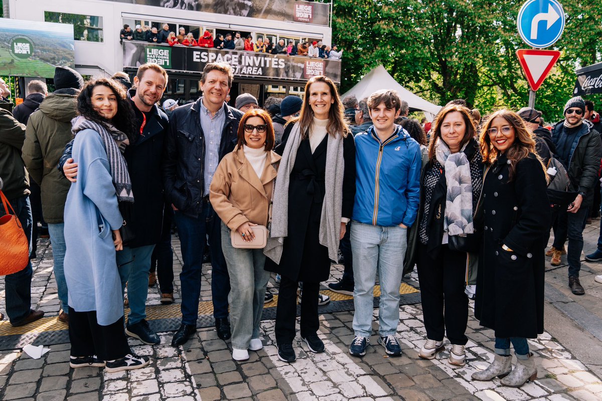 Liège-Bastogne-Liège 🚴🏻‍♀️ Une classique ardennaise vécue avec les locaux (politiques) de l’étape et un public venu en nombre. Heureuse d’avoir pu assister aussi au départ de la course féminine