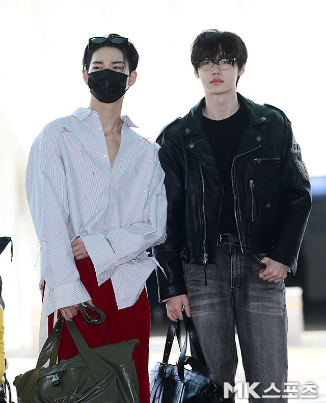 Ni-ki and Sunghoon photographed at an airport today.