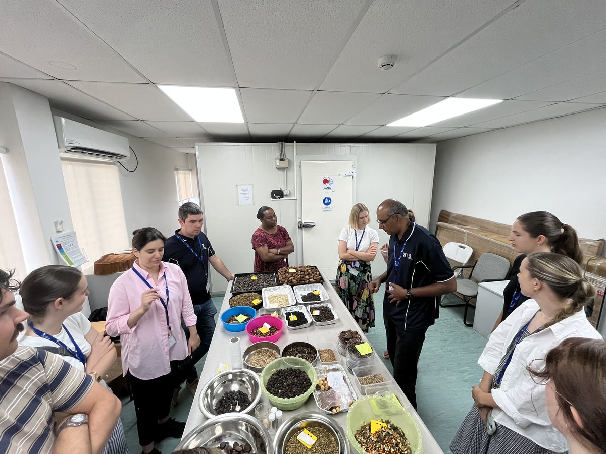 #PacificAgriculture | 🔬 @UniversitySA is in the house! 
🧑‍🔬 Undergrads of the Clinical & Health Sciences unit visited #CePaCT (Centre for Pacific Trees and Crops) facilities. Our researchers introduced them to the #PlantMolecular & the #seed laboratories.