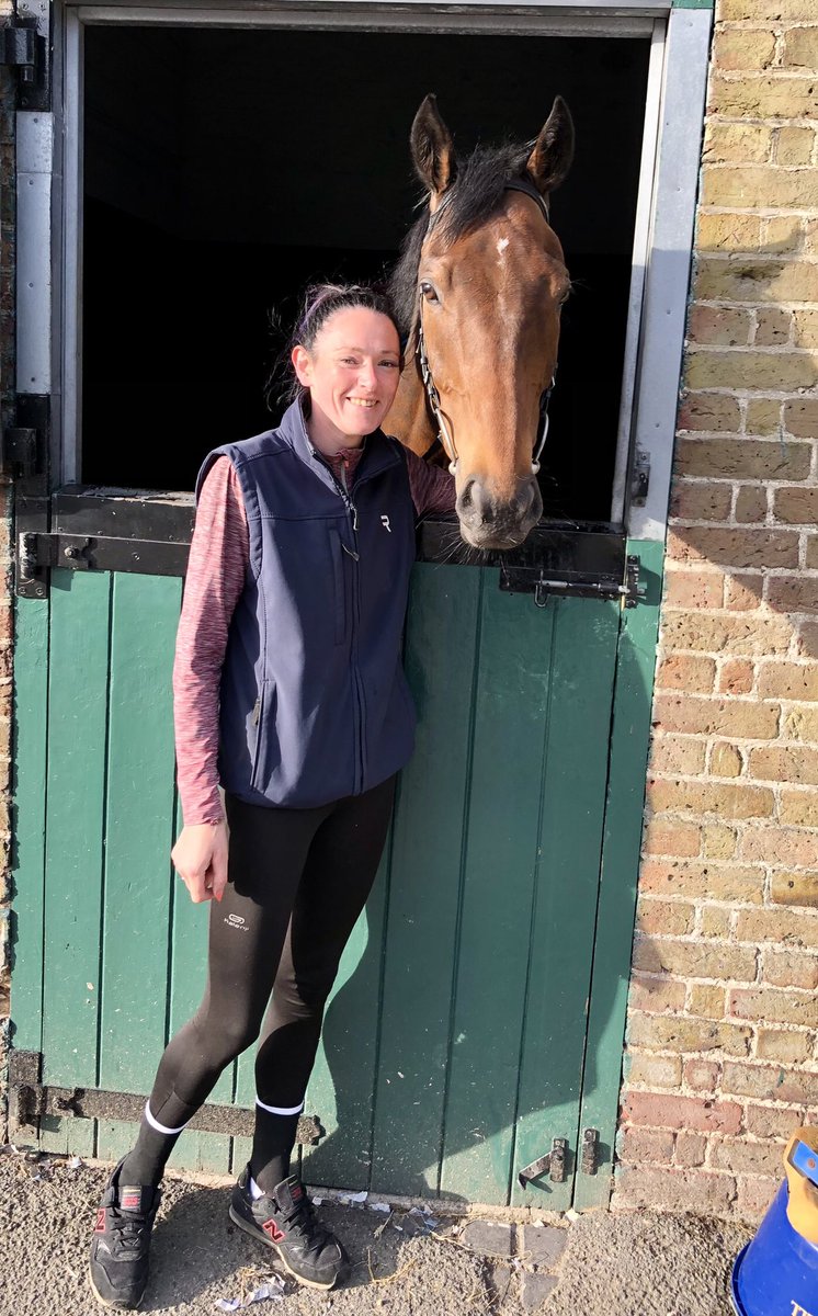 Euchen Glen’s on the long road to @ponteraces where he runs later, @PMulrennan! Here’s ‘Big Alan’ @Sandownpark with his best pal @jennyburns33!