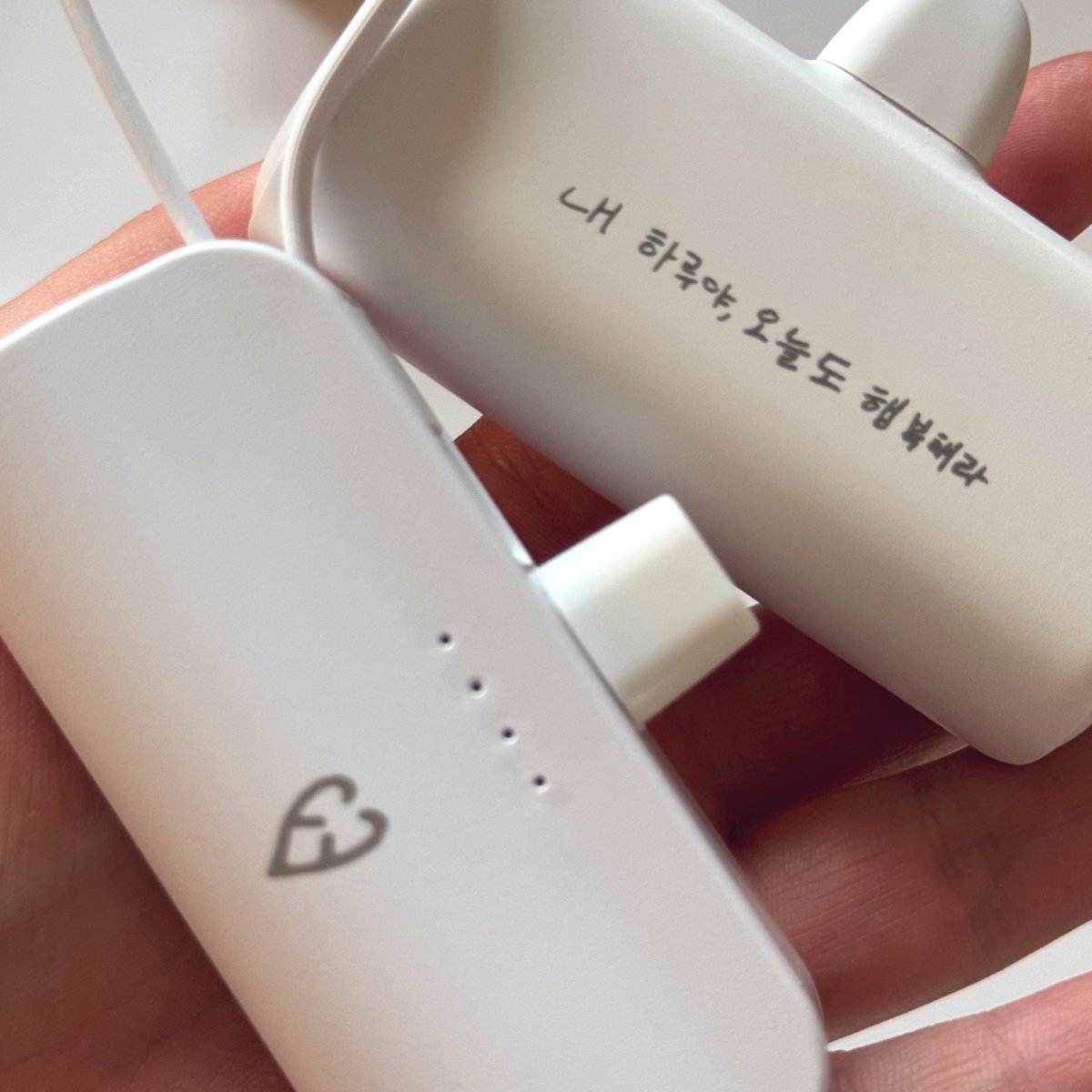 데이식스 일체형 보조배터리 판매 🍀 

#RT 추첨 한 분께  보조배터리를 보내드립니다 ♡︎  
기간 :: 4/22 14:30 ~ 4/28 23:59 

자세한 내용은 하단에 윗치폼 확인 부탁드립니다!

💡제품 사양
- 2대 동시 충전 및 고속 충전 가능
- 충전 케이블 미포함 

🚩 witchform.com/deposit_form/6…