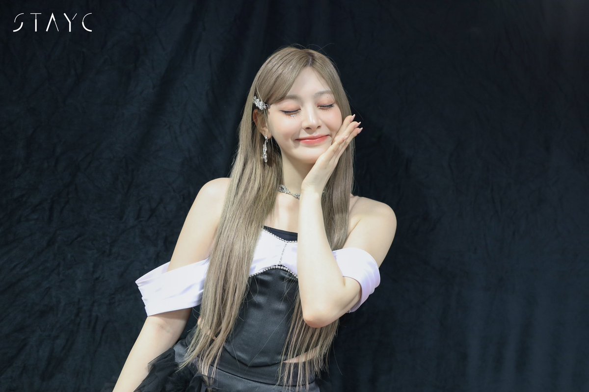 ꒰ఎ … Attenshun! My delight is as dazzling as the sun in the morning, seemingly ushering in a beautiful day ⭐﹏☆ Here's my best smile to brighten your day, along with a lovely melody to match — pyung! % ! 🌤️ ⥽ . . 𐫱 ᨎ 🍰