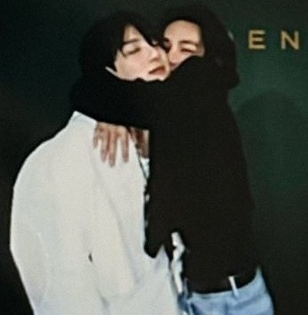 tk_borahae_life's tweet photo. Taehyungie asking the restaurant where Jungkookie's Golden listening party was held to give special dessert to the ARMYs who visited there.
Also leaving his autograph at the restaurant.

MAJOR COUPLE THINGS NGL 🥹😌 https://t.co/EeuYuKTOtT