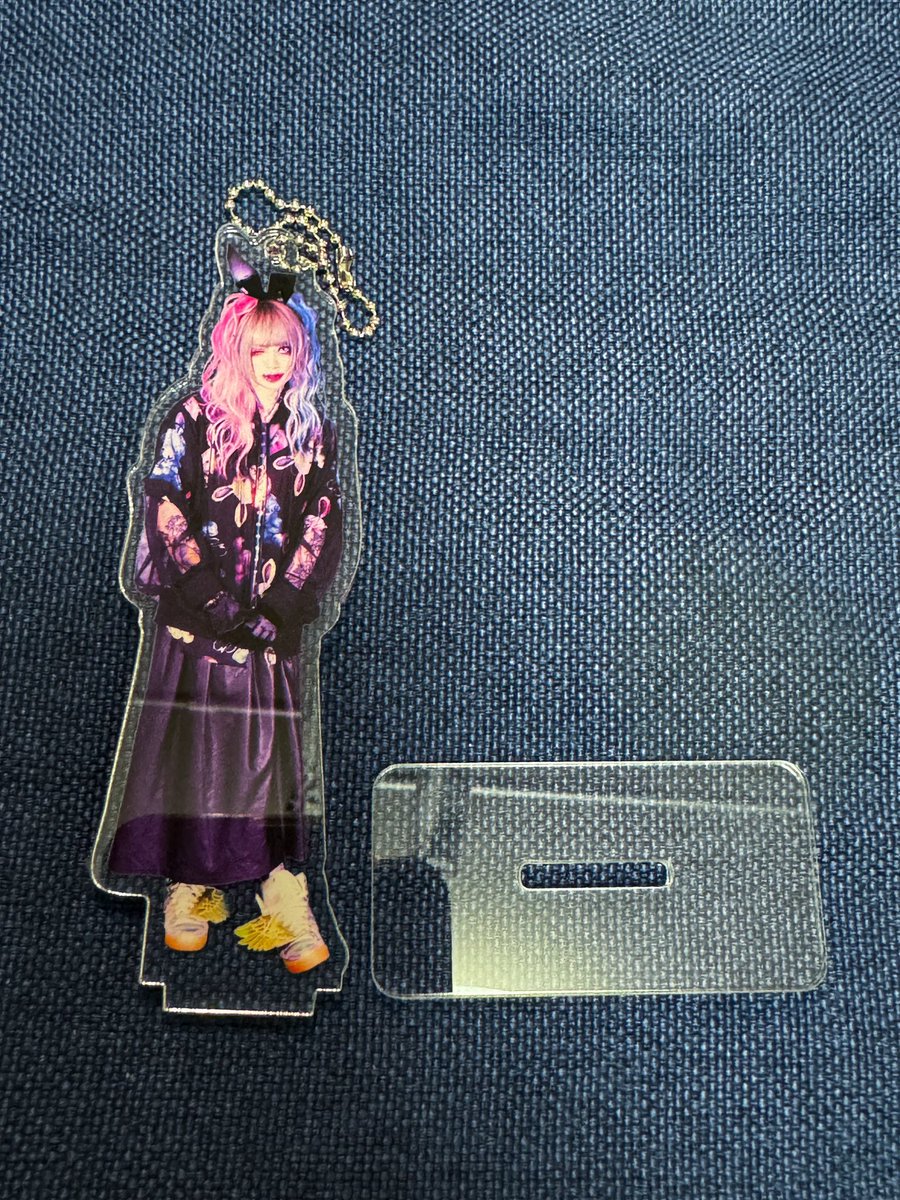 Irokuiofficial's tweet photo. 【会場限定物販情報】
イロクイ。ランダムアクキー(全5種)
¥1500

当日チェキ(メンバー指定可)
¥1000

ゆーりBIGアクキー(台座付き)
¥2000

2Shot撮影券(メンバー指定可)
※ゆーり、なつきのみ動画撮影も可
¥5000
ゆーりアクキー特典付き
¥6000
#イロクイ https://t.co/T0EWn26HNj