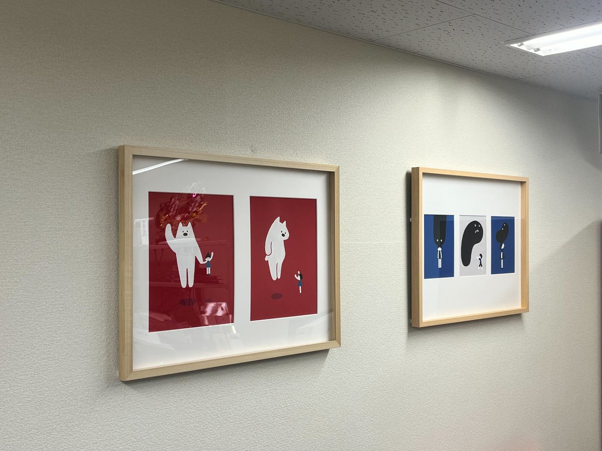 trass199009's tweet photo. 【トラスの #オフィス紹介 】
トラスが参画する #ArTrip(アートリップ)で
オフィスのアートが入れ替わりました😊
今回は「黒いかみさま」と「白いどうぶつ」シリーズ🌚🐻❄️
表情豊かな生き物たちの姿に癒されますね😌
イラスト 佐藤香苗さん(@kanaes) https://t.co/MEnFTa3MtH