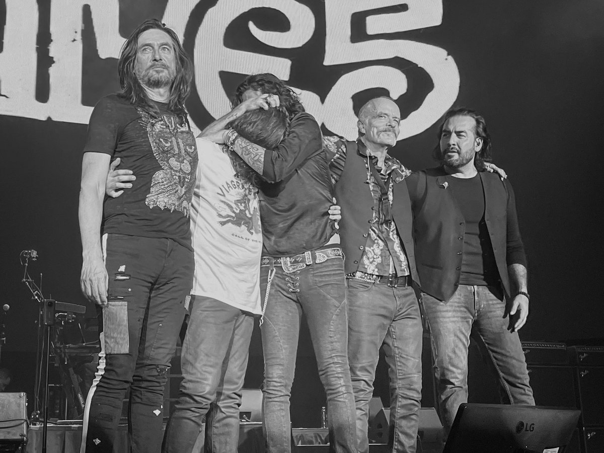 MarXibalba's tweet photo. Grandioso concierto @CAIFANESMEX #Soldout que su música nunca deje de inspirarnos. @SaulHernandezE @AlfonsoAndre @diegoherreramar @marcorenteriao @RodrigoBaills @AuditorioMx https://t.co/txhpAmeDyV